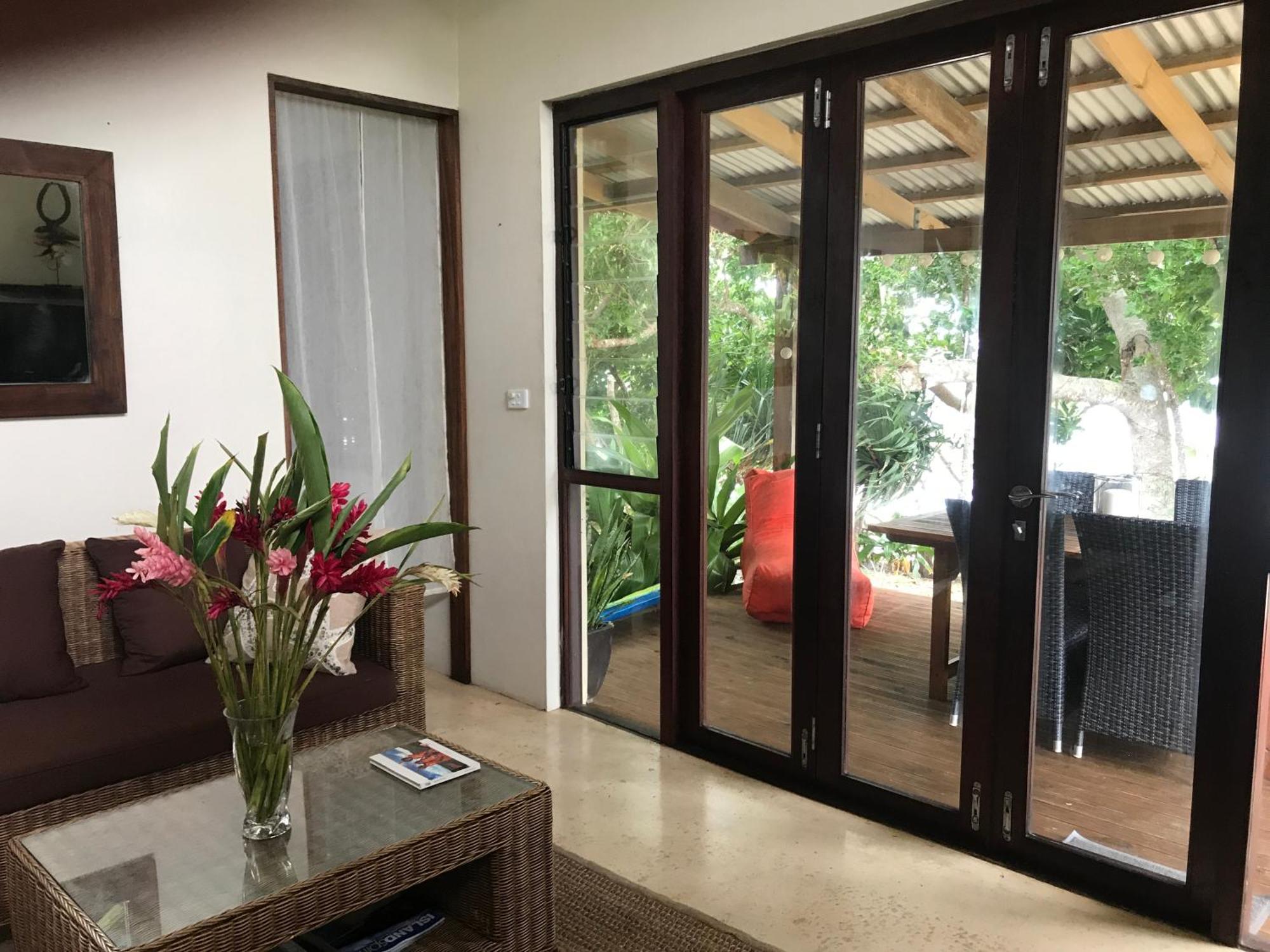 Whispering Palms - Absolute Beachfront Villas 维拉港 外观 照片